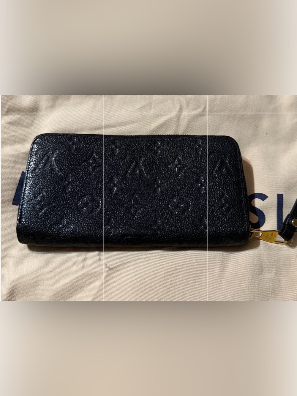 Louis Vuitton Black zippy wallet